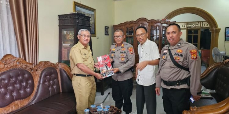 Kasatbinmas Polresta Bandar Lampung AKP Irwan berkunjung ke kediaman Ketua DPD LDII Kota Bandarlampung. Foto: LINES.