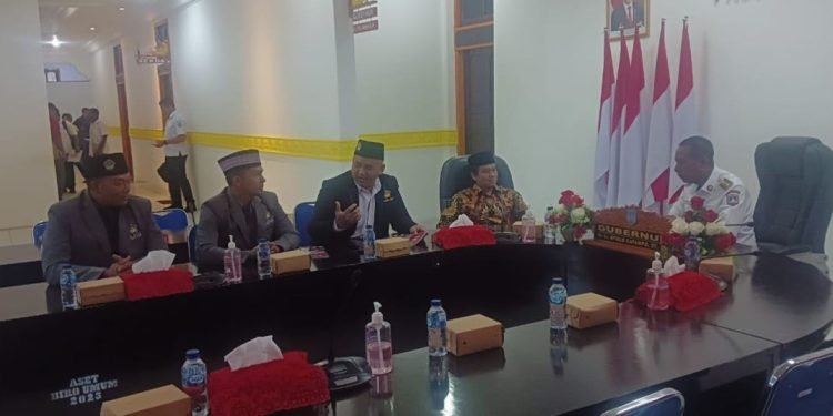 Gubernur Papua Selatan, Apolo Safanpo, menerima para pengurus DPW LDII Papua Selatan. Foto: LINES.
