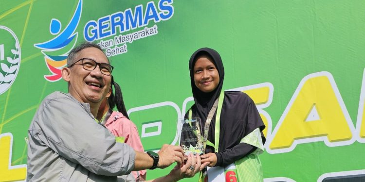 Kenia Mutia, seorang remaja dari LDII Kota Bontang berhasil meraih juara satu dalam KolaKPIsang Run 2024 untuk kategori SMP Putri. Foto: LINES.