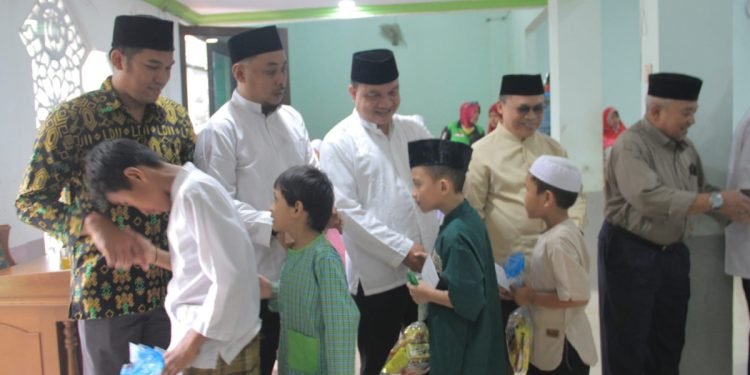 Pimpinan Anak Cabang (PAC) LDII Jakasampurna bersama Yayasan Asyuhada Jaya, Bekasi, menyantuni 100 anak yatim. Foto: LINES.