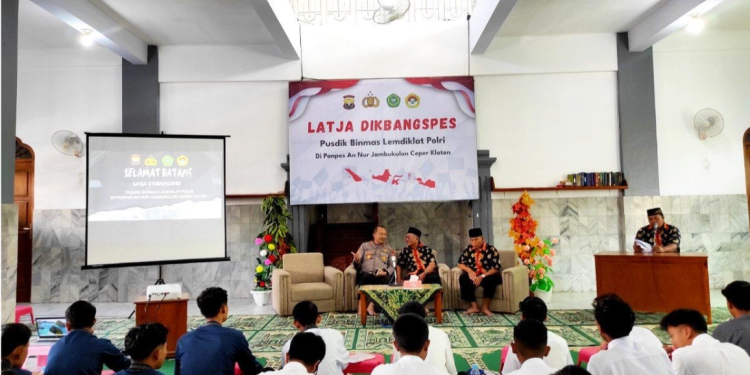 Ratusan santri Pondok Pesantren Annur II mengikuti "Latihan Kerja Pendidikan Pengembangan Spesialis” bersama Pusdik Binmas Lemdiklat Polri, pada Selasa (25/6). Foto: LINES.