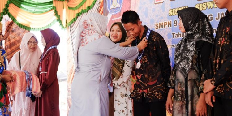 Rizki Royan Perdana, salah satu generasi muda LDII Rantau Rasau, Kabupaten Tanjab Timur, Jambi, menjadi salah satu siswa berprestasi pada pelepasan kelas IX SMPN Tanjung Jabung Timur. Foto: LINES.