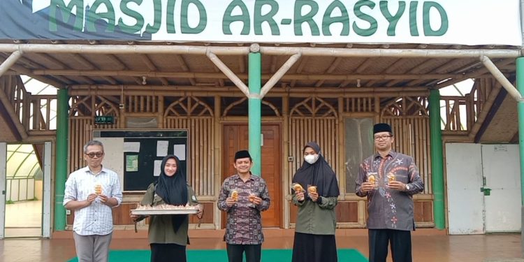 Peneliti sekaligus cendekiawan Nahdlatul Ulama (NU) Ahmad Ali, mengunjungi SMK dan SMP Plus Rasana Rasyidah Garut pada Senin (1/7). Foto: LINES.