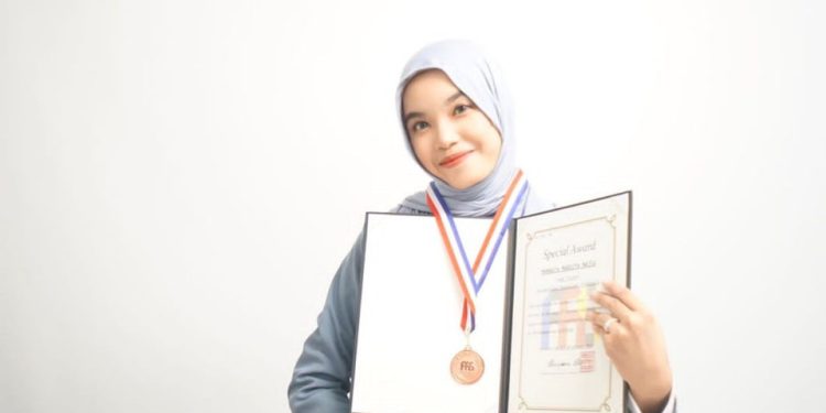 Generasi muda LDII asal Bogor, Humaira Nadzifa Najla berhasil meraih Special Award tingkat internasional dalam ajang International Mathematical Science Creativity Competition (IMSCC) 2023. Foto: LINES.