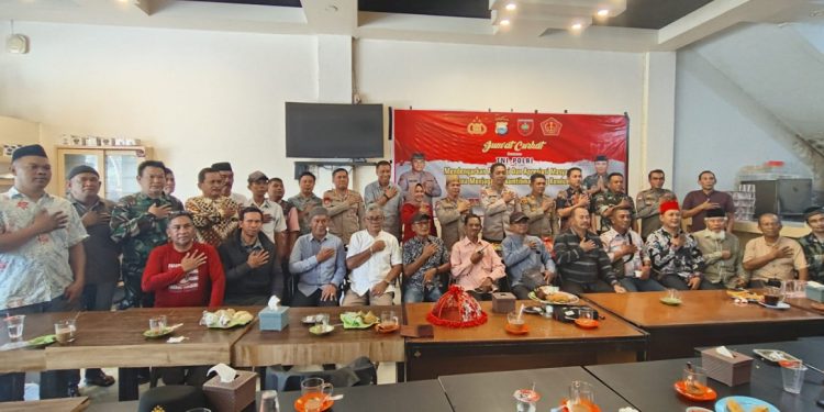 Wakil Ketua DPD LDII Kota Makassar, Sutrisno Sulaiman menghadiri acara "Jumat Curhat". Foto: LINES.