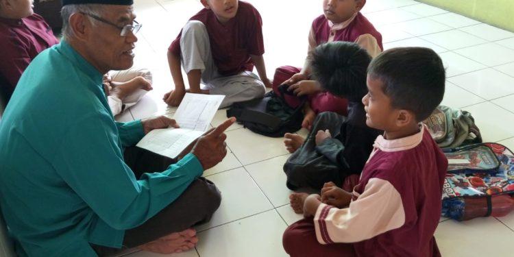 Kelompok Belajar Mengajar (KBM) Al Barokah naungan PC LDII kecamatan Jonggol mengevaluasi pembinaan bagi generasi muda. Foto: LINES.