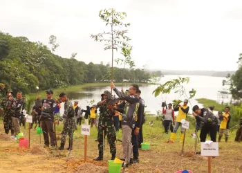 Santri LDII Berpartisipasi dalam Penghijauan di Waduk Manggar Balikpapan