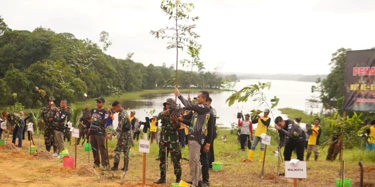 Hari Ulang Tahun (HUT) ke-66 Komando Daerah Militer (Kodam) VI/Mulawarman diperingati dengan penanaman 1.000 pohon di sekitar Waduk Manggar di Balikpapan. Foto: LINES.