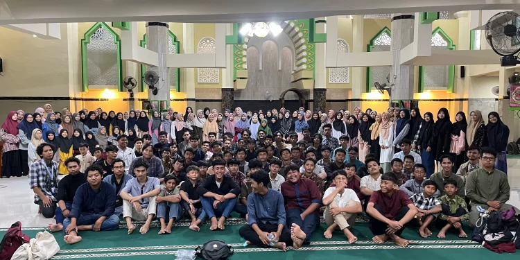 LDII Kota Pontianak mengadakan acara "Ngebaso" atau makan bakso bersama. Acara ini berlangsung di Masjid Khoirul Ihsan, Pontianak, Kalimantan Barat. Foto: LINES.