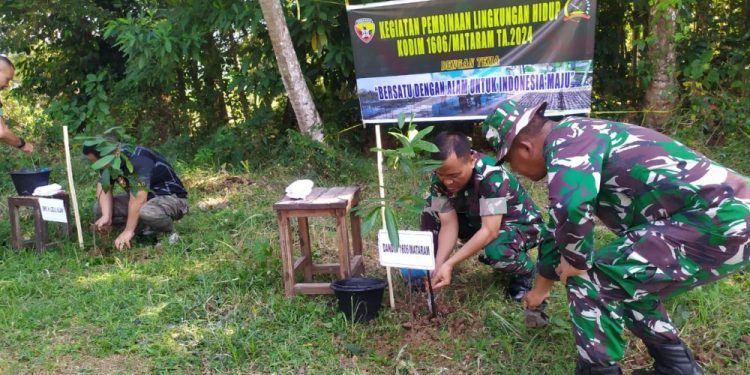 PC LDII Batulayar bergabung dengan Kodim 1606 Mataram menanam 1.000 pohon, di Bukit Bawah Langit Sandik, Lombok Barat, Nusa Tenggara Barat. Foto: LINES.