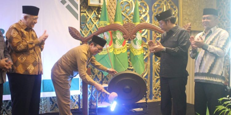 Kepala Biro Kesra Setda Kalbar, Mulyadi membuka secara resmi Rapat Kerja Wilayah (Rakerwil) LDII di Pontianak. Foto: LINES.