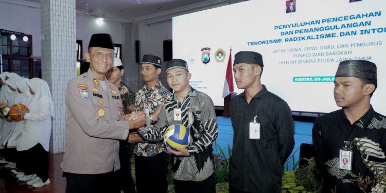 Pondok Pesantren (Ponpes) Wali Barokah Kota Kediri bekerja sama dengan Dit Binmas Polda Jatim menyelenggarakan penyuluhan mengenai antiradikalisme, intoleransi dan terorisme. Foto: LINES.