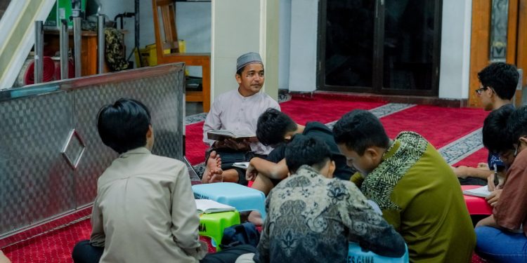 Untuk mengisi liburan sekolah, Pondok Pesantren (Ponpes) Gadingmangu,  Jombang, Jawa Timur menggelar “Bazar Asrama”. Foto: LINES.
