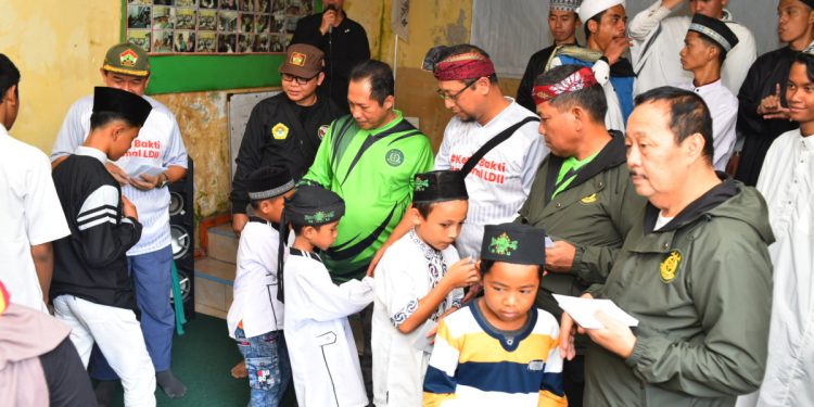Kejaksaan Agung RI bekerja sama dengan DPP LDII menyalurkan bantuan kepada ratusan anak yatim, duafa, dan santri tunarungu di Panti Sosial Asuhan Yayasan Anak Ghafururahim, Sukaresmi, Cianjur, Jawa Barat. Foto: LINES.