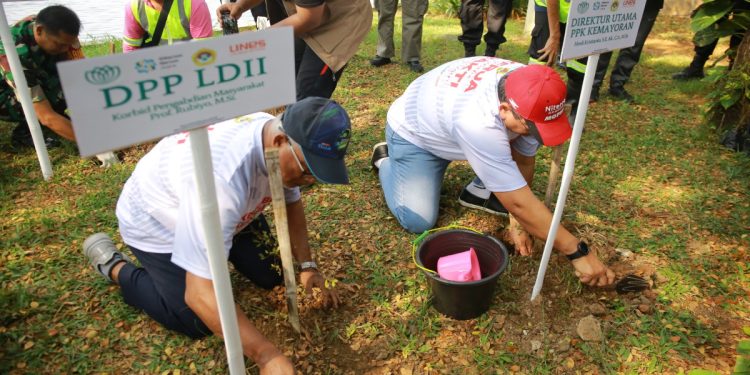 LDII menggelar "Kerja Bersama Bakti untuk Negeri" di Utan Kota Kemayoran Jakarta (4/8). Foto: LINES.