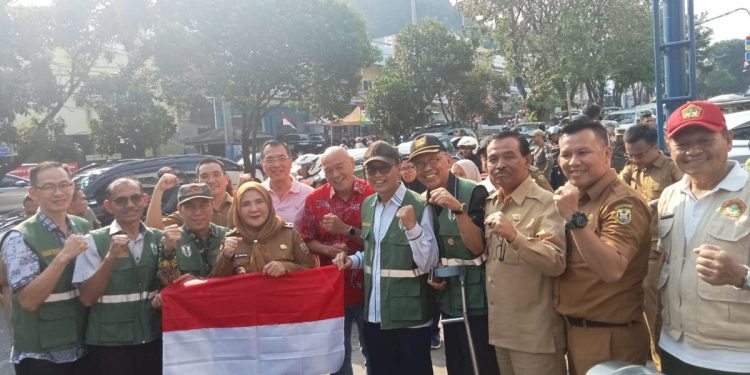 Menyambut HUT ke-79 RI, DPD LDII Bandarlampung bergabung dengan Wali Kota Eva Dwiana dan Forum Kerukunan Umat Beragama (FKUB) Bandarlampung membagikan bendera merah putih. Foto: LINES.