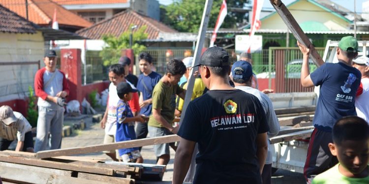 Menyambut HUT ke-79 RI, warga PC LDII Kecamatan Gunung Anyar, Surabaya, menghelat kerja bakti bertajuk “Kerja Bersama Bakti untuk Negeri”. Foto: LINES.