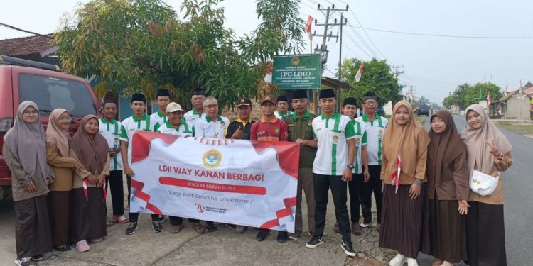 DPD LDII Way Kanan membagikan ratusan bendera Merah Putih kepada para pengguna jalan di Simpang Tulung Buyut, Kampung Gunung Labuhan. Foto: LINES.