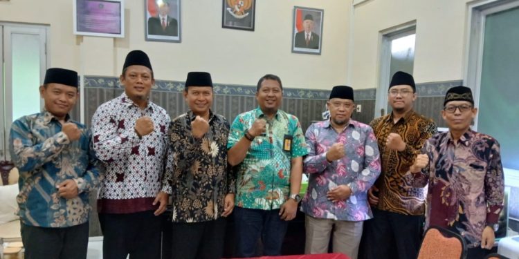 Pengurus PC LDII Taman menggelar audiensi dengan Camat Taman, Arie Prabowo di Kantor Kecamatan Taman, Sidoarjo, Jawa Timur pada Kamis, (1/8). Foto: LINES.
