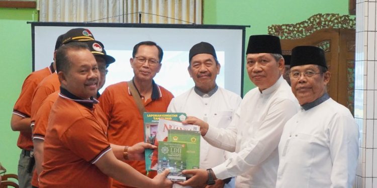 Wakil Ketua Pondok Pesantren (Ponpes) Wali Barokah, Agung Riyanto, menerima kunjungan silaturahim para pengurus Forum Kerukunan Umat Beragama (FKUB) Sukoharjo di Ponpes Wali Barokah. Foto: LINES.