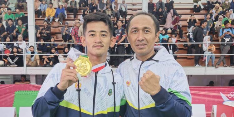 Fiqi Abdillah Lubis, atlet pencak silat yang juga warga LDII asal Cirebon, Jawa Barat, meraih medali emas. Foto: LINES.