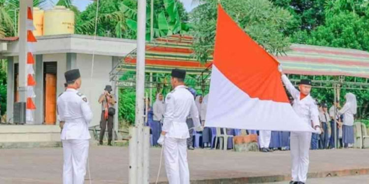 Generasi muda LDII Manokwari, Ilham Fadli Hidayat bergabung dalam tim Pasukan Pengibar Sang Saka Merah Putih (Paskibraka) pada peringatan detik-detik kemerdekaan Indonesia yang dilaksanakan di Lapangan Persemasi Kampung Aimasi SP3, Manokwari. Foto: LINES.