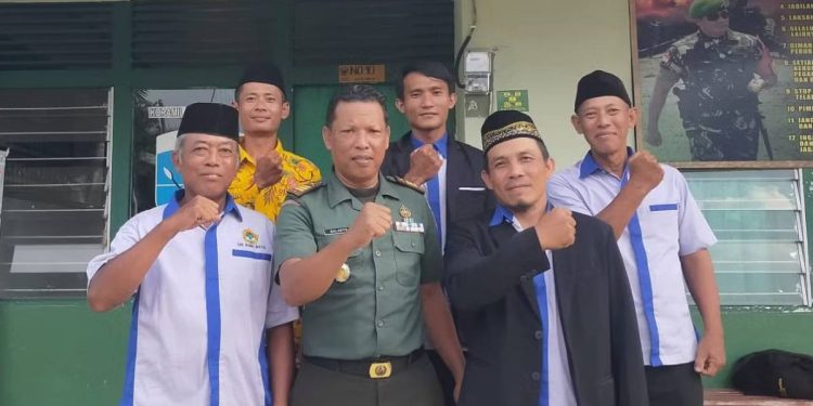 Komandan Rayon Militer (Danramil) 1207/10 Terentang, Kapten Inf Gularto mengungkapkan, gotong royong adalah jati diri bangsa Indonesia. Foto: LINES.