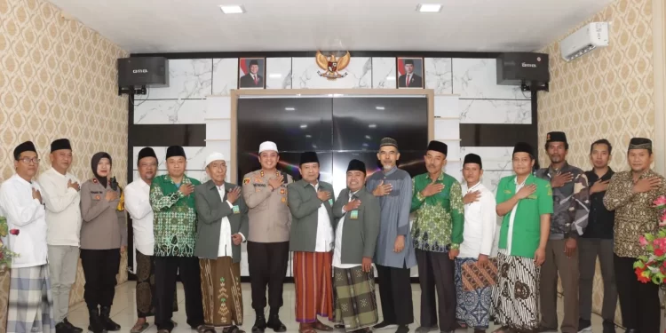 Kapolres Sampang AKBP Hendro Sukmono menerima kunjungan dari empat organisasi kemasyarakatan (Ormas) Islam di Aula Sanika Satyawada, Mapolres Sampang, Madura, Jawa Timur pada Selasa (22/10/2024). Foto: LINES