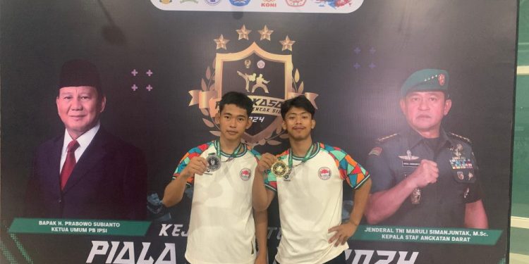 Dua pelajar LDII Tala berpose dengan medali emas mereka. Keduanya menjuarai cabor Pencak Silat di Kejuaraan Pencak Silat Piala KASAD 2024. Foto: LINES.