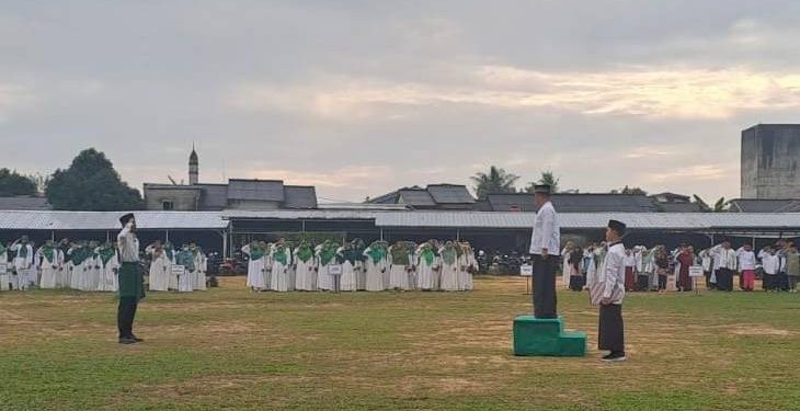 Para santri Ponpes Arroyyan naungan LDII Pangkalpinang berpartisipasi sebagai pemimpin upacara dan pengibar bendera. Foto: LINES