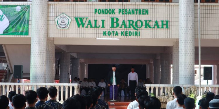 Para santri Ponpes Wali Barokah Kediri menggelar upacara bendera. Foto: LINES.