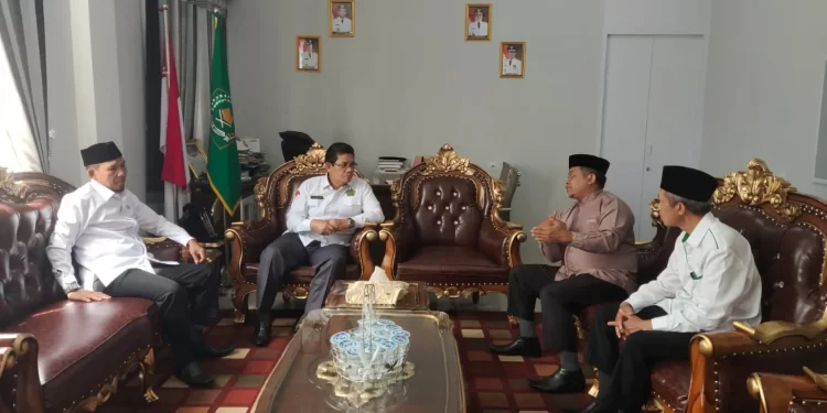 Ketua DPW LDII Kalimantan Barat, Susanto, didampingi Ketua DPD LDII Ketapang, Tunggono dan Sekretaris Hajisin silaturahim dengan Kepala Kantor Kementerian Agama (Kakan Kemenag) Ketapang, Syarifendi, pada Senin (21/10). Foto: LINES