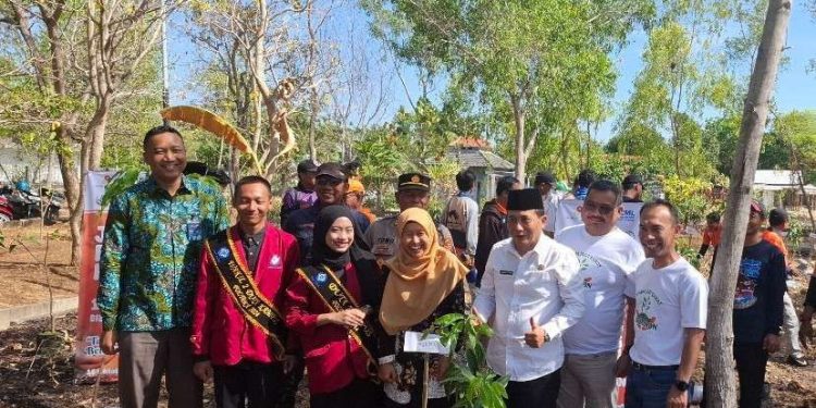 Ketua DPD LDII Sampang menghadiri “Peluncuran Tanam Rawat 10.000 Bibit Pohon” yang digelar Forum Penanggulangan Bencana (FPRB) Kabupaten Sampang. Foto: LINES
