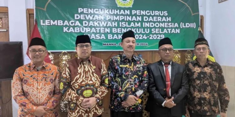 DPW LDII Bengkulu resmi mengukuhkan pengurus DPD LDII Kabupaten Bengkulu Selatan di Aula Masjid Baitul Khoir, Bengkulu Selatan, Bengkulu, pada Kamis (26/10). Foto: LINES