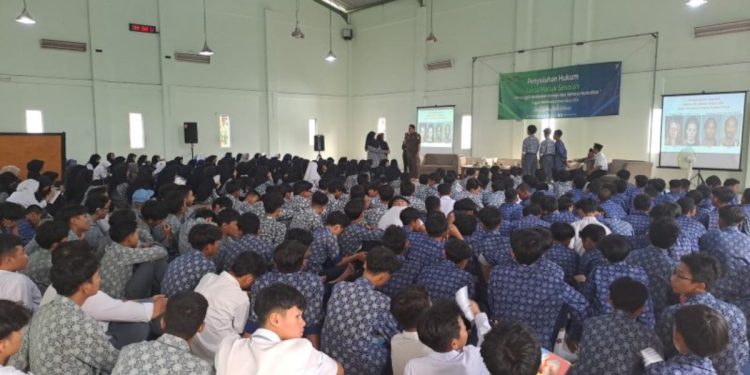 SMP Baitul Izza Boarding School (BIBS) Kota Cimahi naungan DPD LDII Kota Cimahi menghelat penyuluhan program Jaksa Masuk Sekolah (JMP), yang berlangsung pada Rabu, (23/11). Foto: LINES