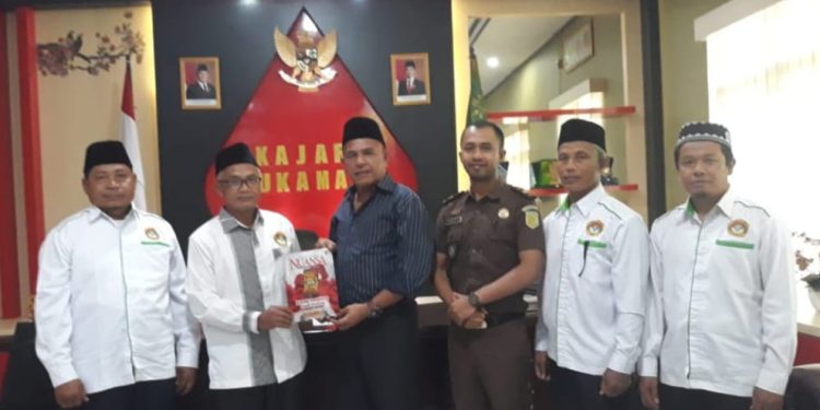 Ketua DPD LDII Sukamara Ratmojo serahkan Majalah Nuansa kepada Kajari Sukamara, di sela - sela kegiatan silaturahim. Foto: LINES