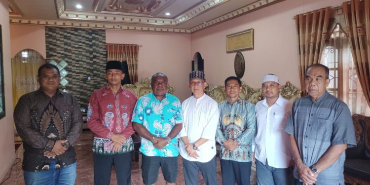 Calon Gubernur Papua Selatan, Romanus Mbaraka mengunjungi kediaman Ketua DPW LDII Papua Selatan Muhammad Bahroni, pada Rabu (13/11). Foto: LINES