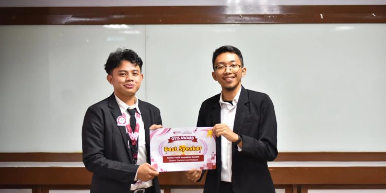 Muhammad Aflahal Mukmin (kiri), generasi muda LDII asal Sorowako, Sulawesi Selatan, bersama timnya menciptakan sebuah ide inovatif berupa aplikasi “TeenTalk” pada ajang Global Youth Innovation Summit (GYIS) 2024. Foto: LINES