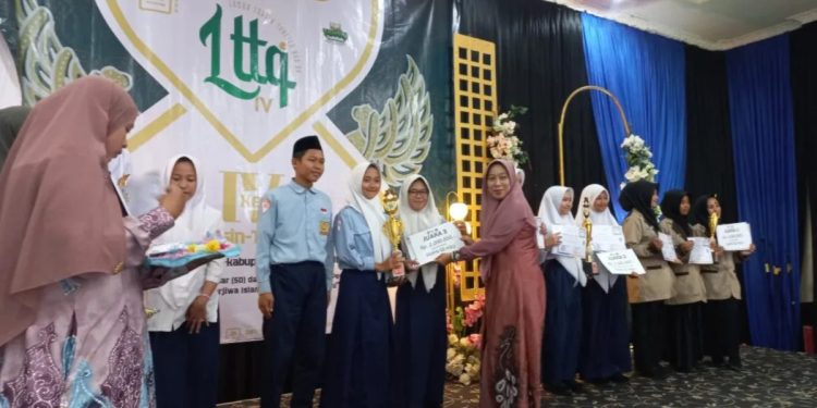 Quranic Family (QuFa) Center Sekolah Tinggi Ilmu Qur’an (STIQ) Rakha Amuntai kembali menggelar Lomba Tahsin dan Tahfizh Qur’an (LTTQ) tingkat SD dan SMP se-Kabupaten Hulu Sungai Utara (HSU) pada 11-12 November 2024. Foto: LINES