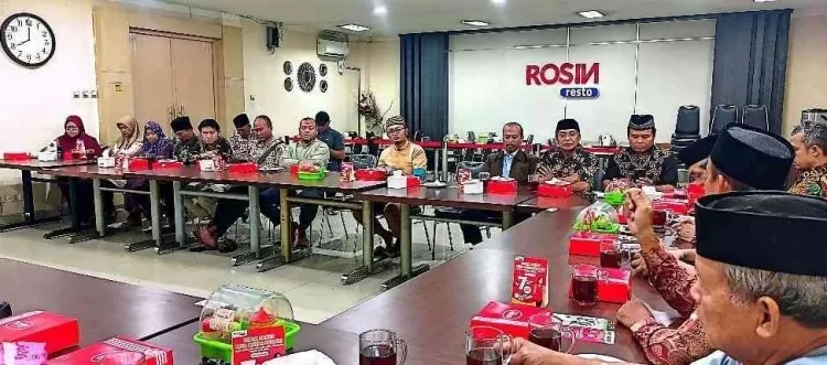 Ketua Divisi Relawan Calon-Cawabup Rober-Adhe, Adhitya Nugroho silaturahim dengan warga LDII Ngringo, pada Selasa (5/11). Foto: LINES