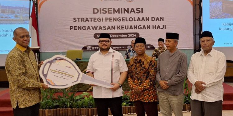 Wakil Ketua Komisi VIII DPR RI Singgih Januratmoko menyerahkan bantuan ambulans dari Bank Mandiri, kepada DPD LDII Surakarta. Foto: LINES.