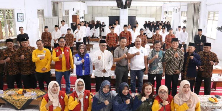 Dinas Kesehatan Kabupaten Karawang bersama Kementerian Agama dan Pondok Pesantren Sumber Barokah Karawang mengadakan acara bertajuk "Gerakan Bersama Sobat Sijumo dan Aksi Bergizi Tahun 2024". Foto: LINES