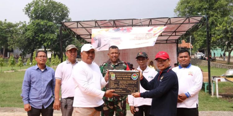 Pondok Pesantren Sumber Barokah Karawang, Jawa Barat, menggelar acara syukuran sekaligus serah terima lapangan voli dari Pemerintah Desa Wadas. Foto: LINES