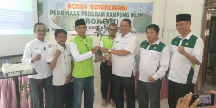 Warga PC LDII Bagan Sinembah menerima “Sosialisasi Program Kampung Iklim (Proklim)”, dari Dinas Lingkungan Hidup (DLH) Kabupaten Rokan Hilir. Foto: LINES