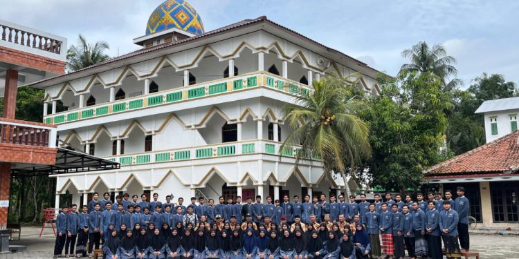 Dewan Penasihat DPD LDII Kota Tangerang dan Tangerang Selatan mengunjungi sejumlah pondok pesantren naungan DPW LDII Jawa Tengah. Foto: LINES