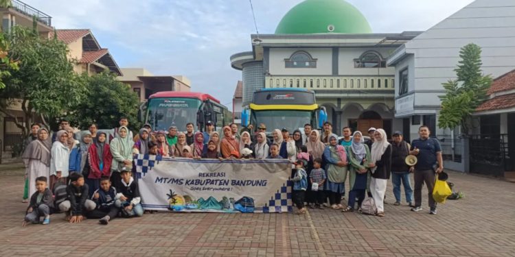 Pimpinan Cabang (PC) LDII Kecamatan Margaasih, Kabupaten Bandung, mengadakan kegiatan family gathering dengan tujuan mempererat tali silaturahim dan meningkatkan kerukunan antarwarga. Foto: LINES