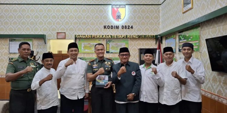 Ketua DPD LDII Kabupaten Jember, Akhmad Malik, melakukan audiensi dengan Komandan Kodim 0824/Jember, Letkol Arm Indra Andriansyah, pada Selasa (17/12). Foto: LINES