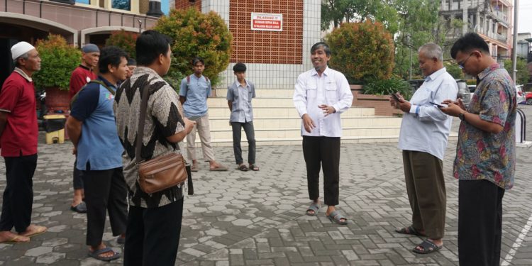 Atus didampingi para pengurus Ponpes Gadingmangu untuk menyurvei lingkungan mengidentifikasi langkah awal menuju pesantren berbasis kesadaran lingkungan, Minggu (15/12/2024). Foto: LINES