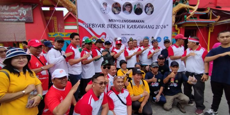 Puluhan warga LDII mengikuti Gebyar Bersih Karawang yang digelar oleh Forum Kerukunan Umat Beragama (FKUB) Kabupaten Karawang, Jawa Barat, pada Sabtu (14/12). Foto: LINES