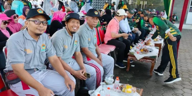 Ketua DPD LDII Lampung Utara, Sutikman, didampingi wakil ketua Sumijo dan sekretaris Widodo Febriantoni menghadiri “Jalan Sehat Kerukunan Umat Beragama Memperingati Hari Amal Bakti ke-79”. Foto: LINES